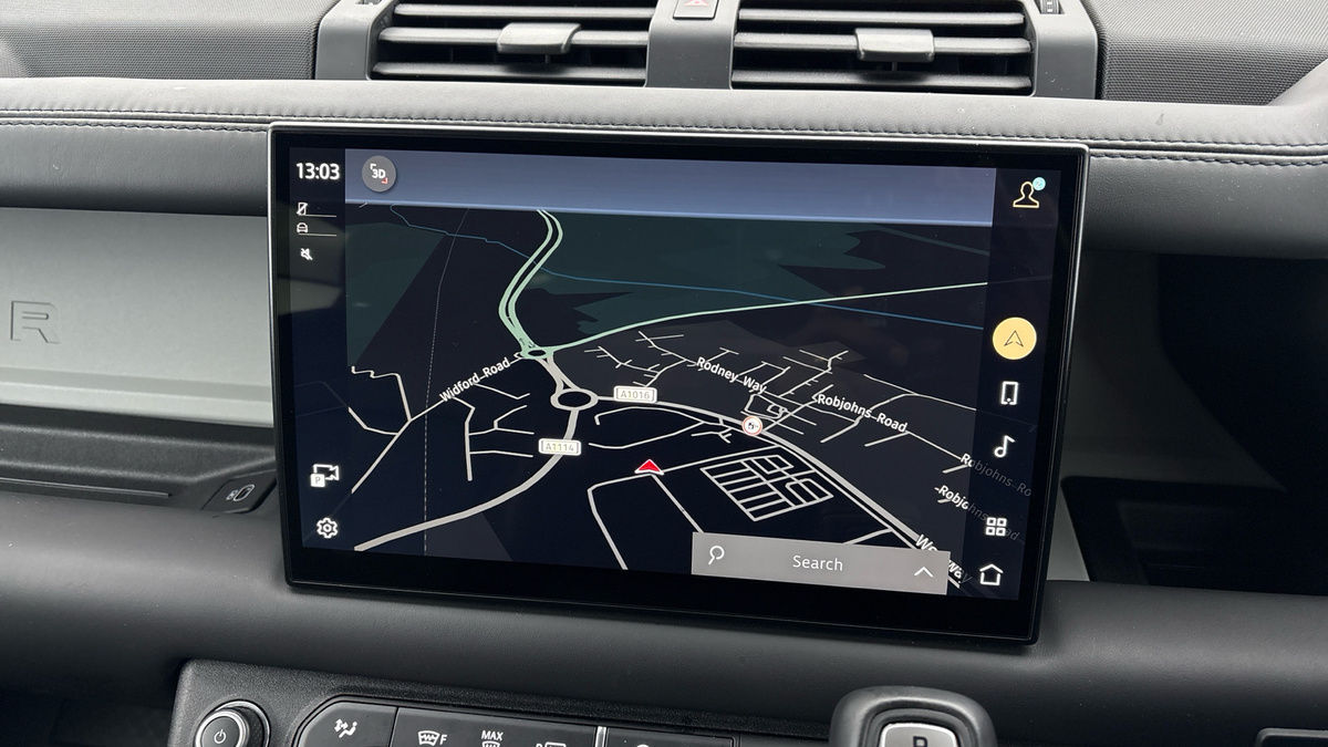 Land Rover Defender 110 Image 17