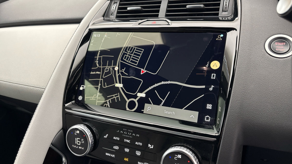 Jaguar E-PACE Image 17