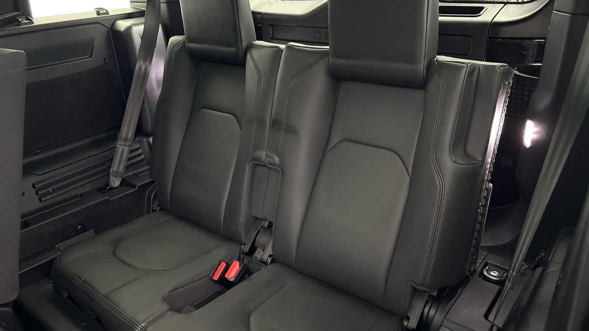 Land Rover Defender 110 Image 26