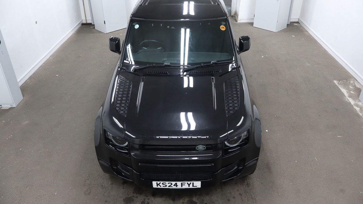 Land Rover Defender 110 Image 7