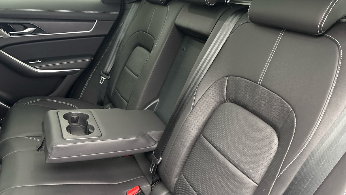 Jaguar F-PACE Image 9