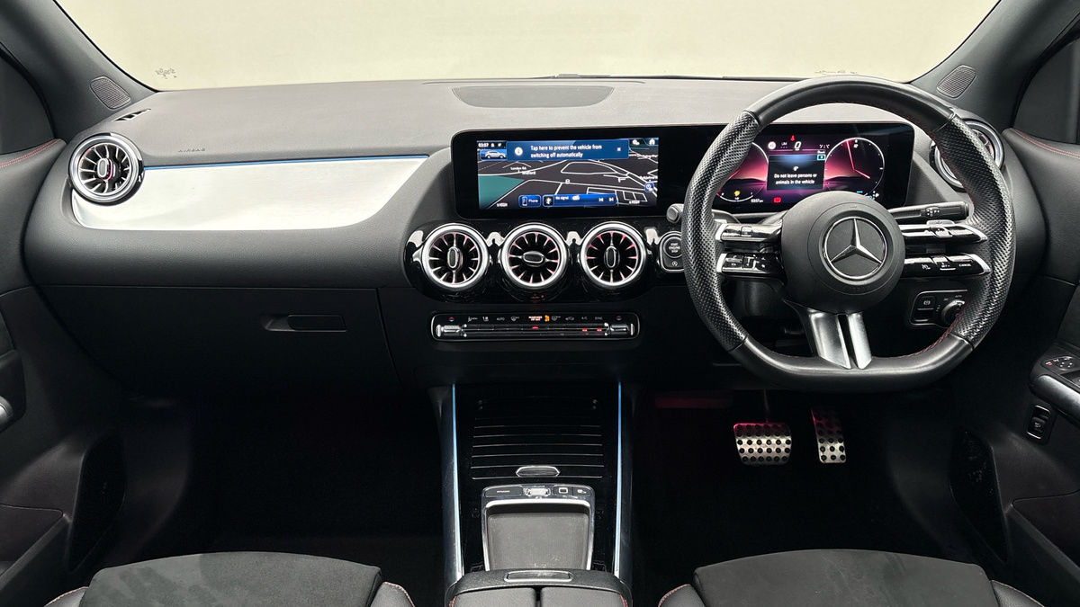 Mercedes-Benz GLA Image 12