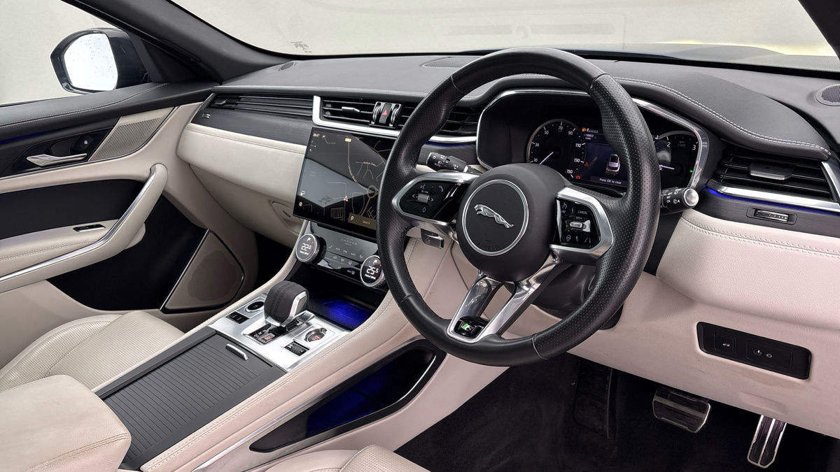 Jaguar F-PACE Image 5