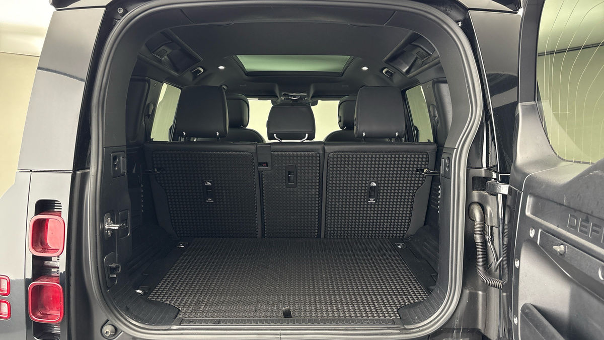 Land Rover Defender 110 Image 11