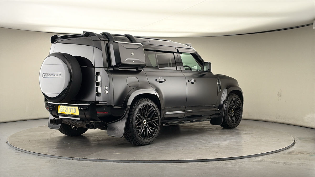 Land Rover Defender 110 Image 21