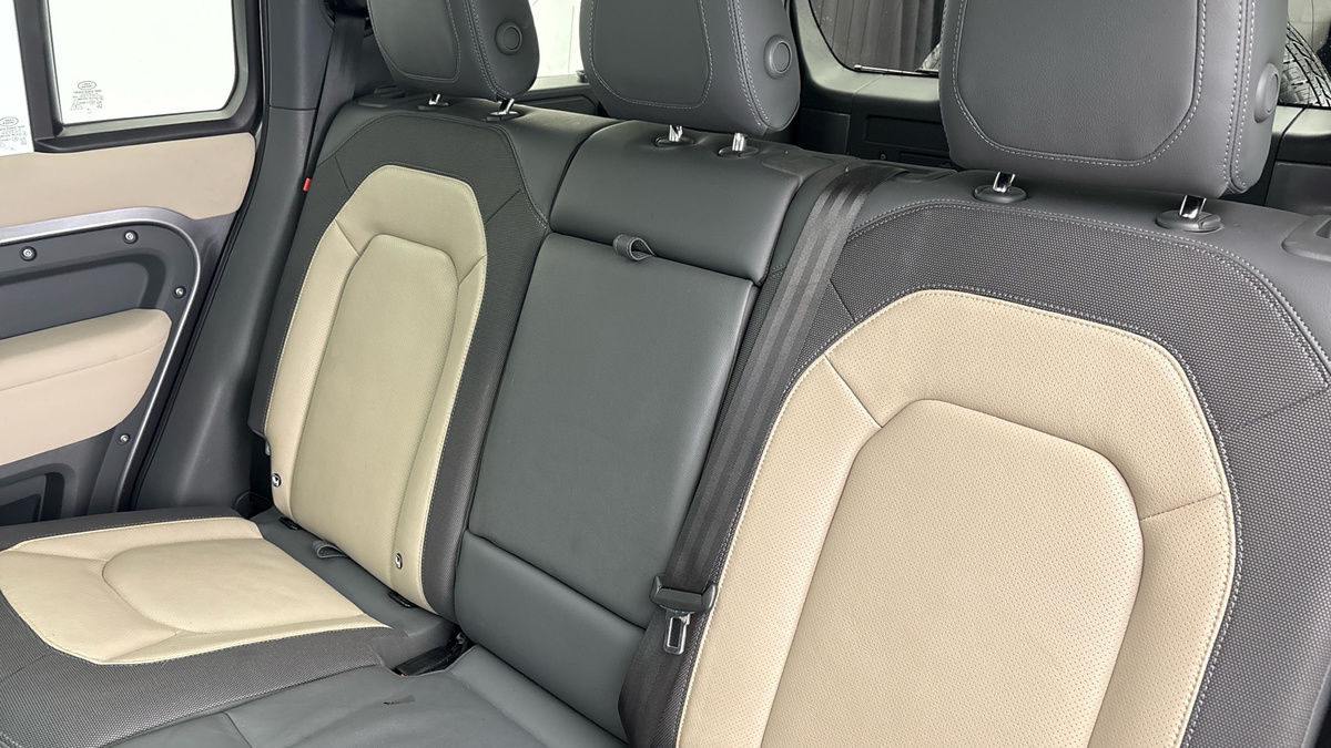 Land Rover Defender 110 Image 8