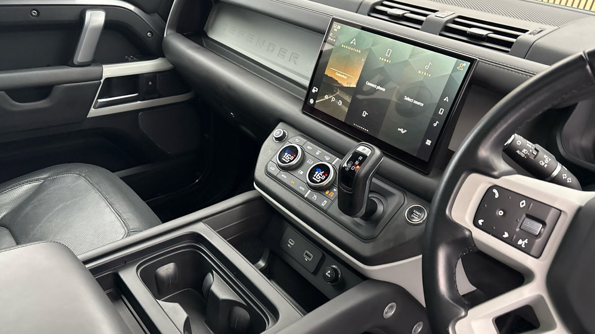 Land Rover Defender 110 Image 18