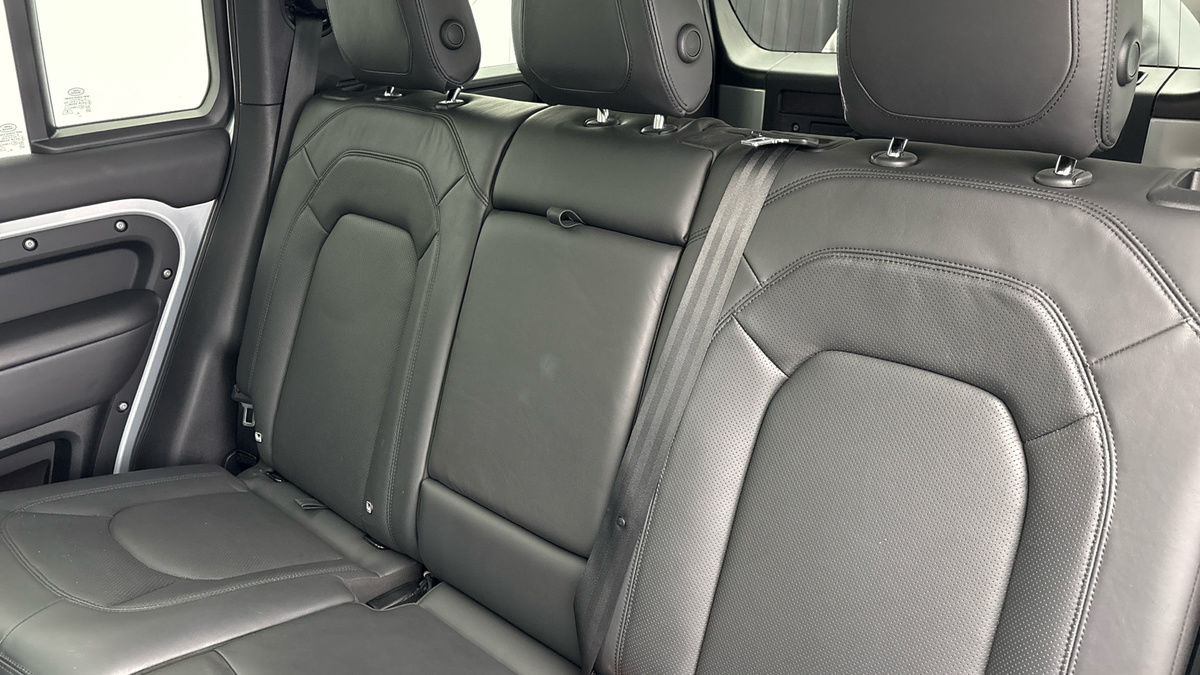 Land Rover Defender 110 Image 8