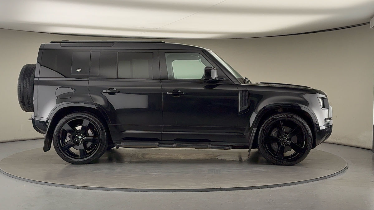 Land Rover Defender 110 Image 16