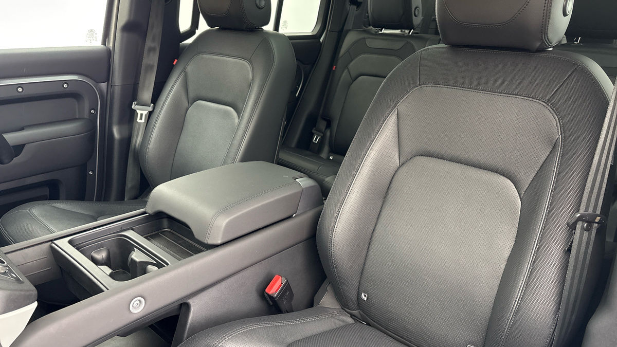 Land Rover Defender 110 Image 7