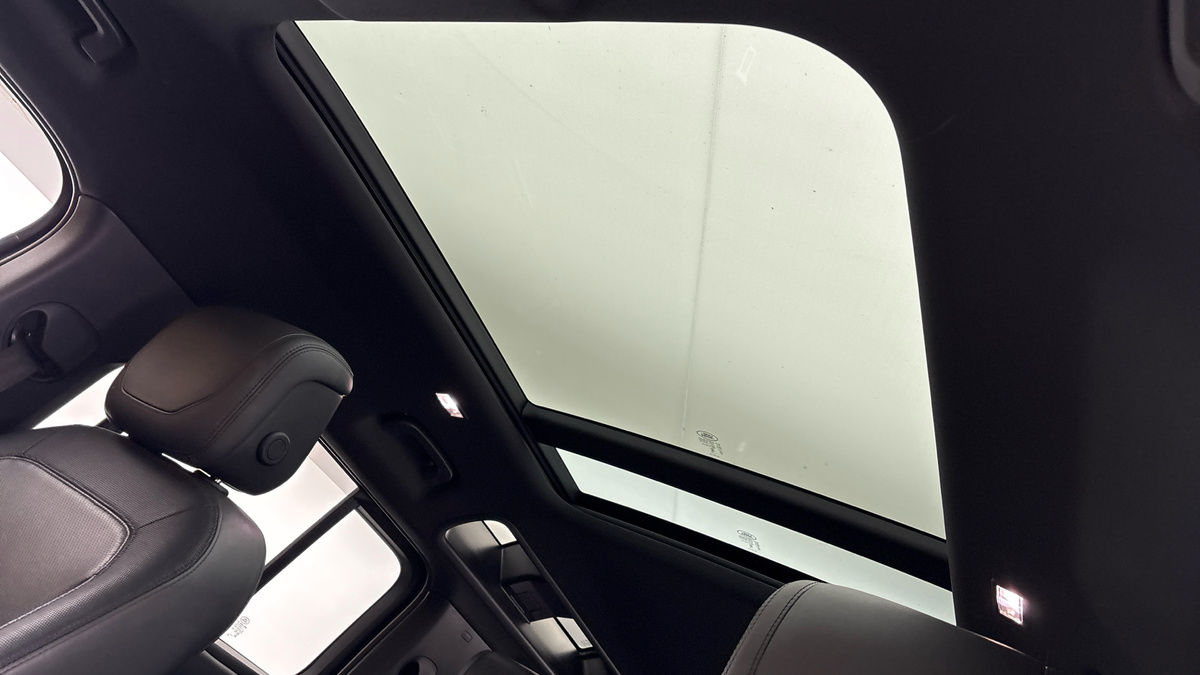 Land Rover Defender 110 Image 6