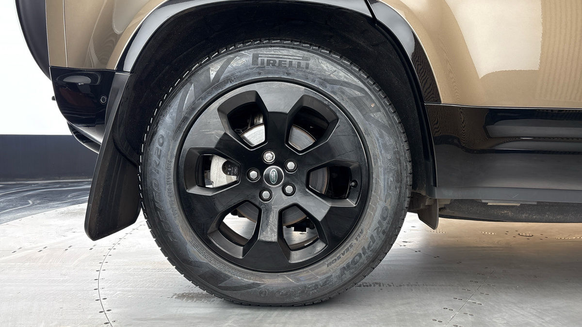 Land Rover Defender 110 Image 10
