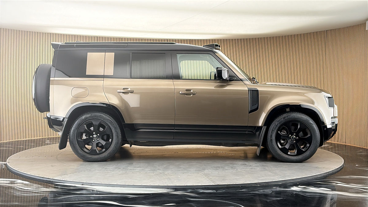 Land Rover Defender 110 Image 16