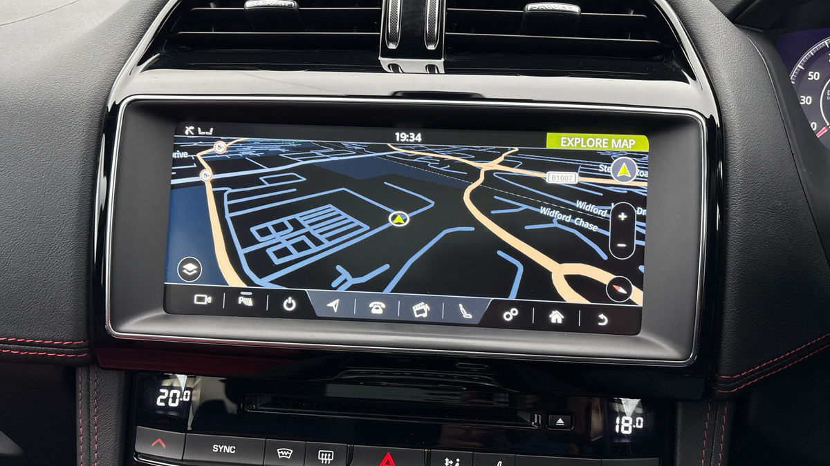 Jaguar F-PACE Image 17