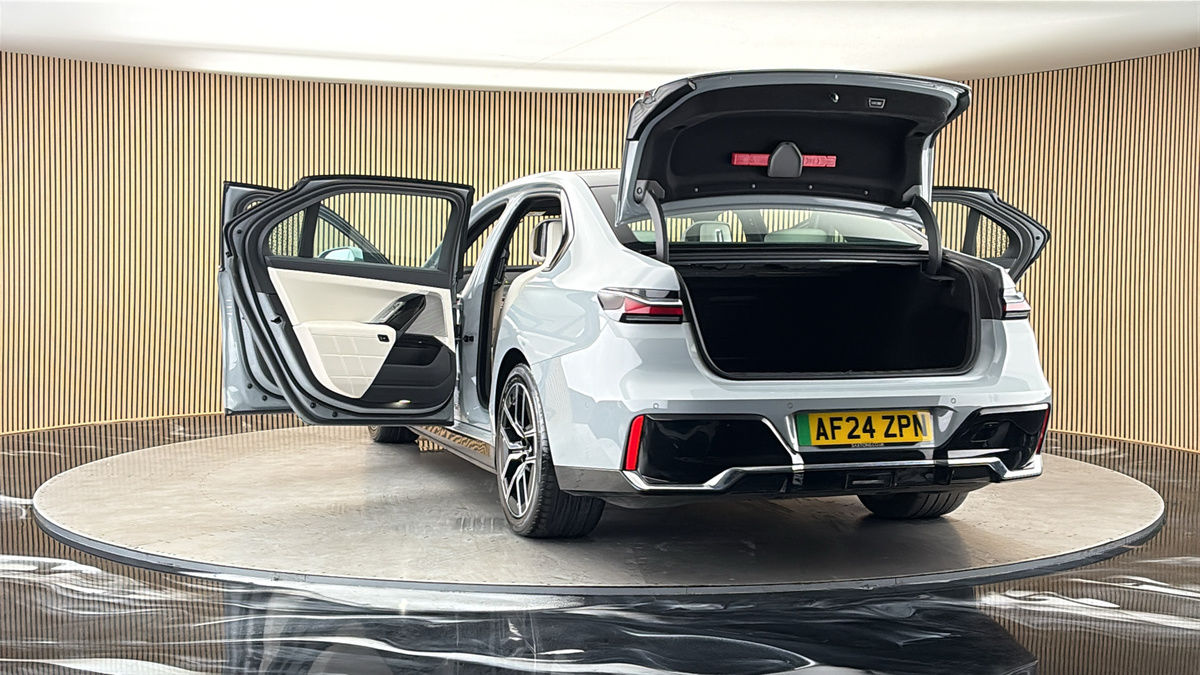 More views of BMW i7