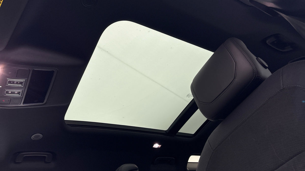 Land Rover Defender 110 Image 6