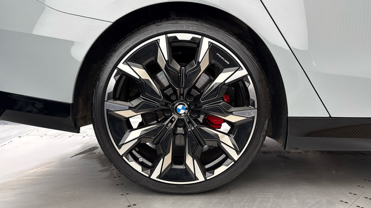 BMW 5 Series Image 10