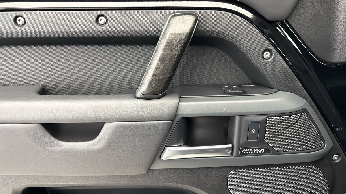 Land Rover Defender 110 Image 19
