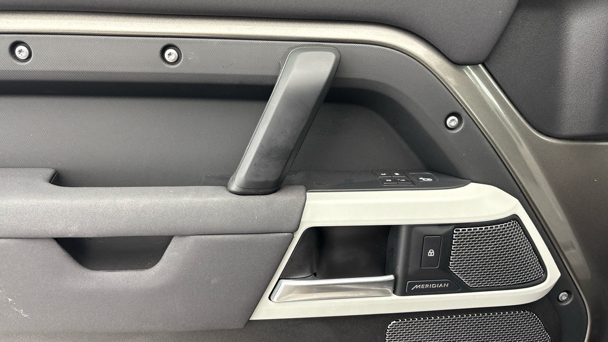Land Rover Defender 110 Image 19