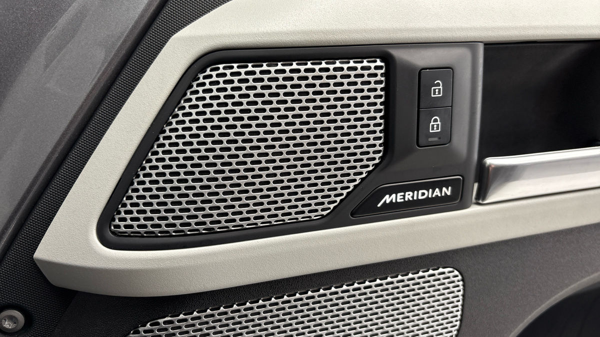 Land Rover Defender 130 Urban Image 25