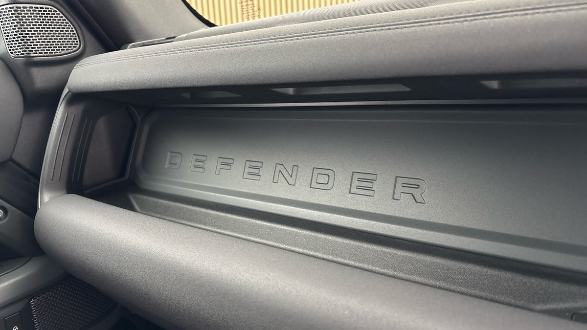 Land Rover Defender 110 Image 38