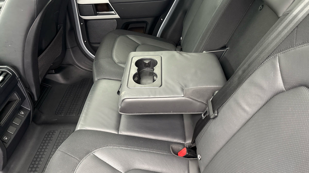 Land Rover Defender 110 Image 9