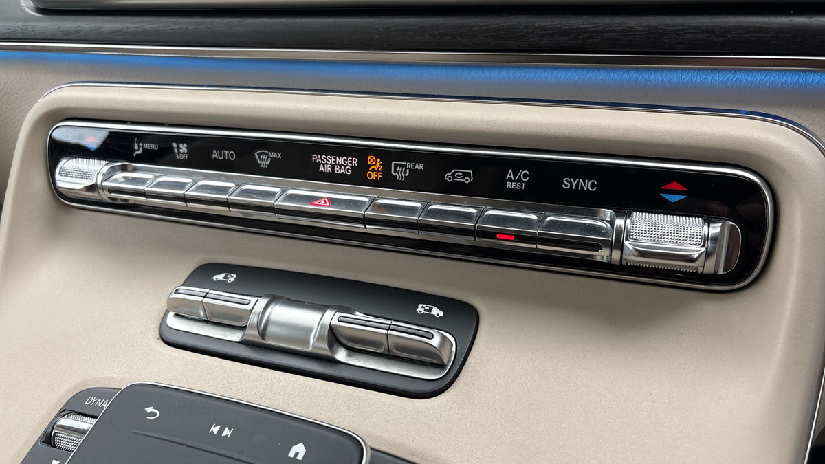 Mercedes-Benz V Class Image 26