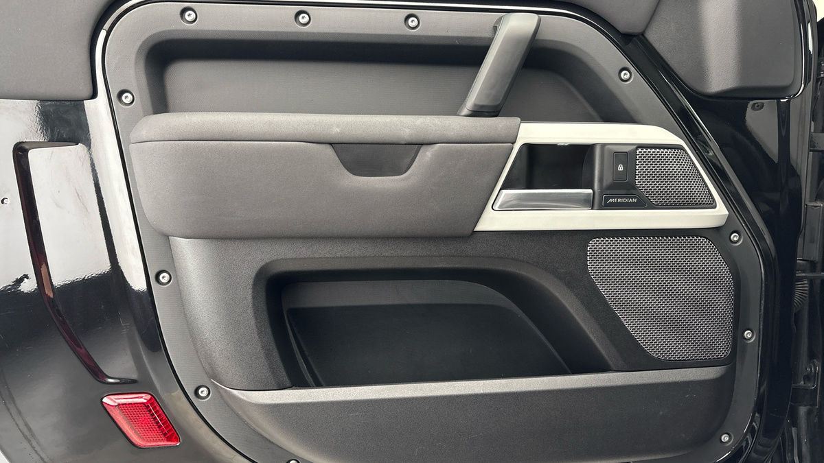 Land Rover Defender 90 Urban Image 19