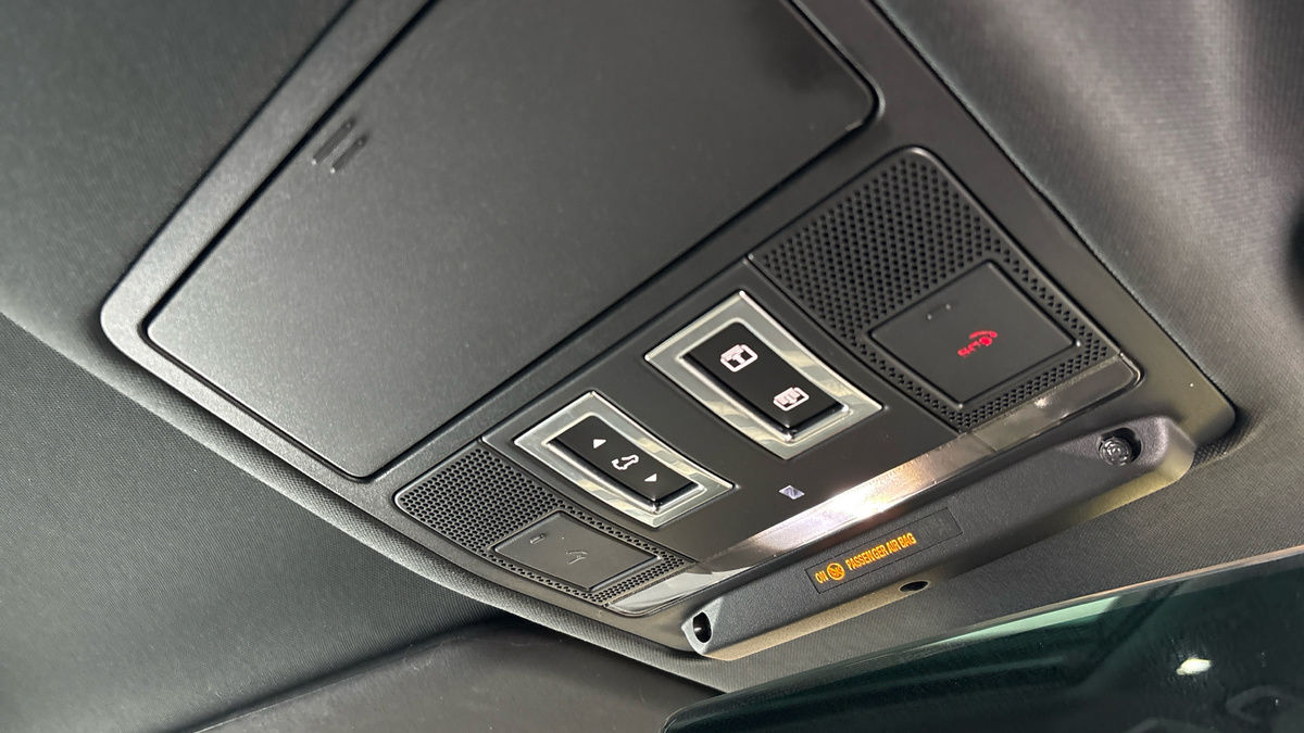 Land Rover Defender 110 Image 31