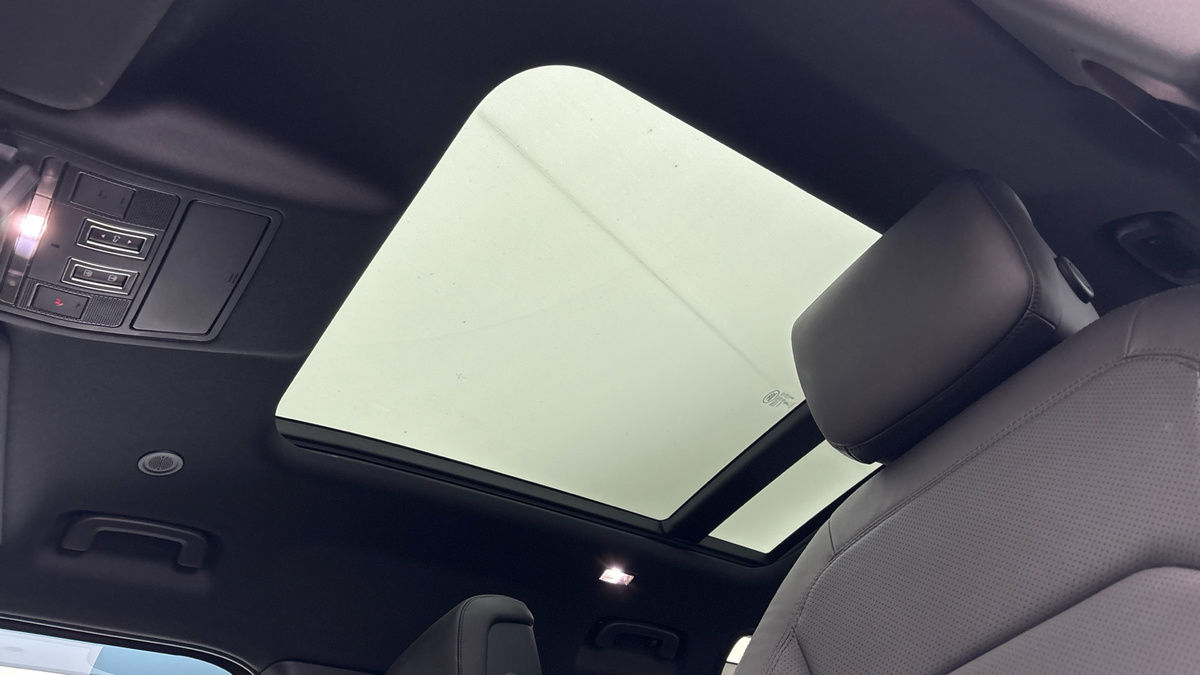 Land Rover Defender 110 Image 6