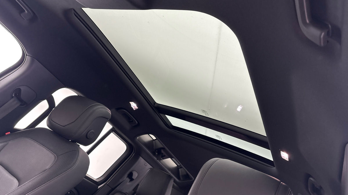 Land Rover Defender 110 Image 6