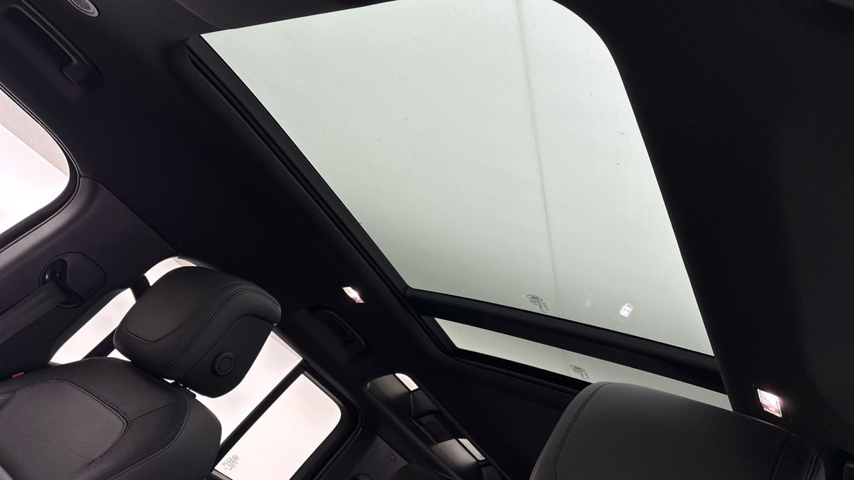 Land Rover Defender 110 Image 6