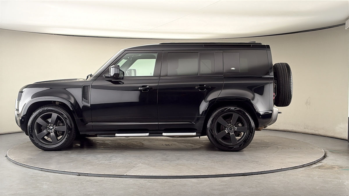 Land Rover Defender 110 Image 15