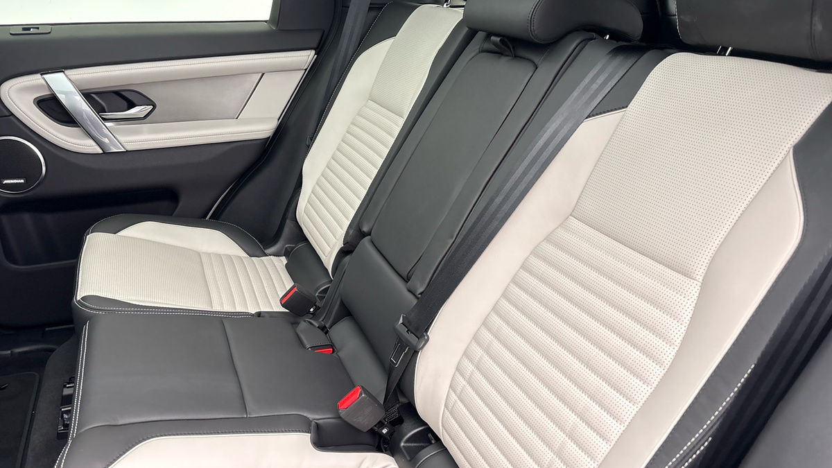 Land Rover Discovery Sport Image 8