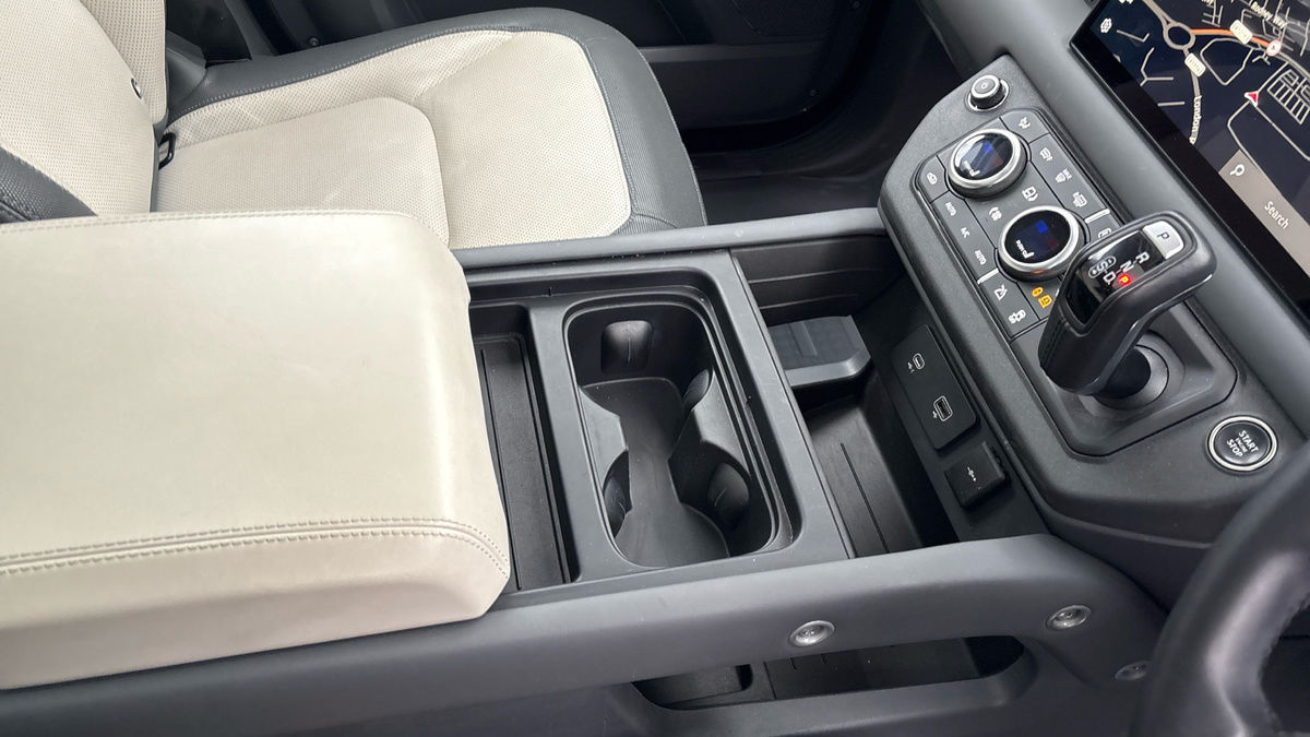 Land Rover Defender 110 Image 18