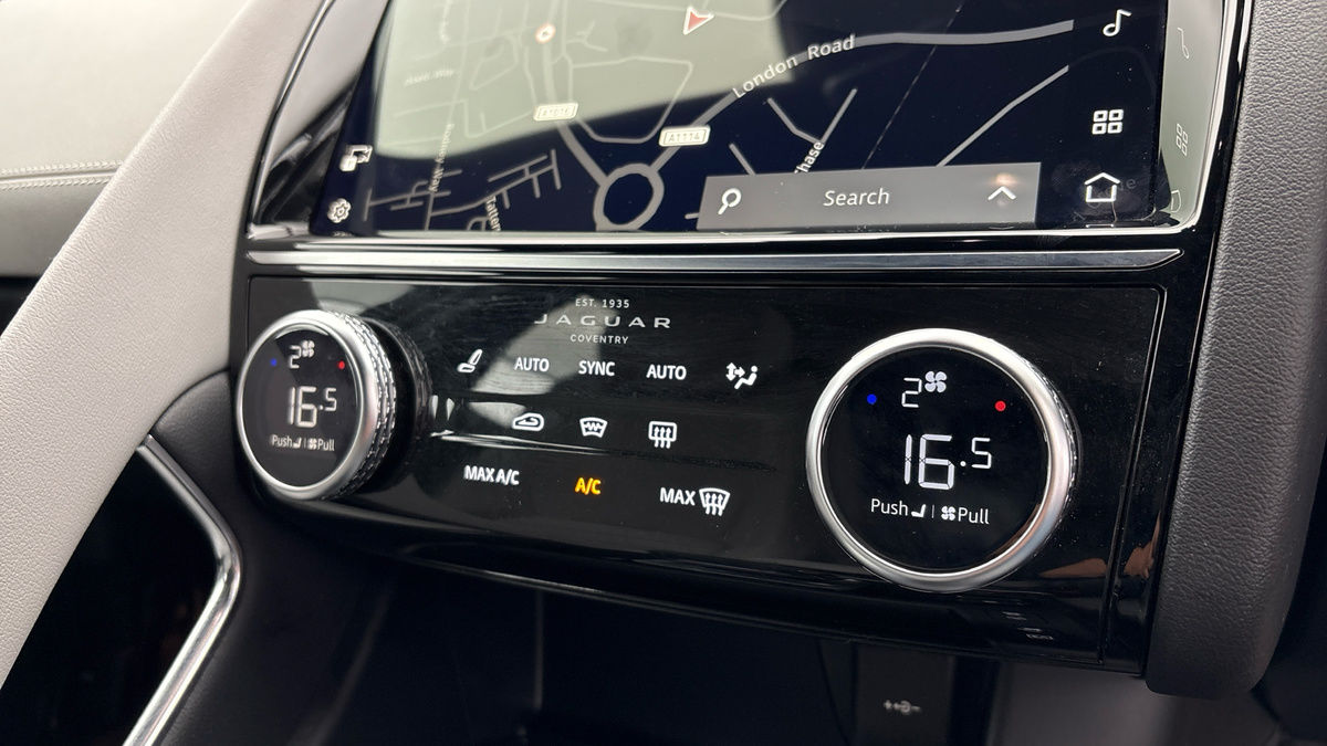 Jaguar E-PACE Image 25