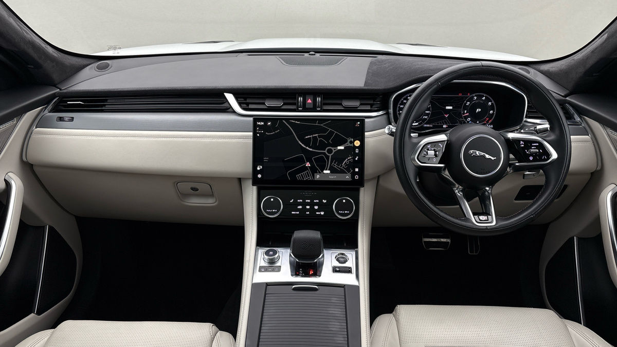 Jaguar F-PACE Image 12