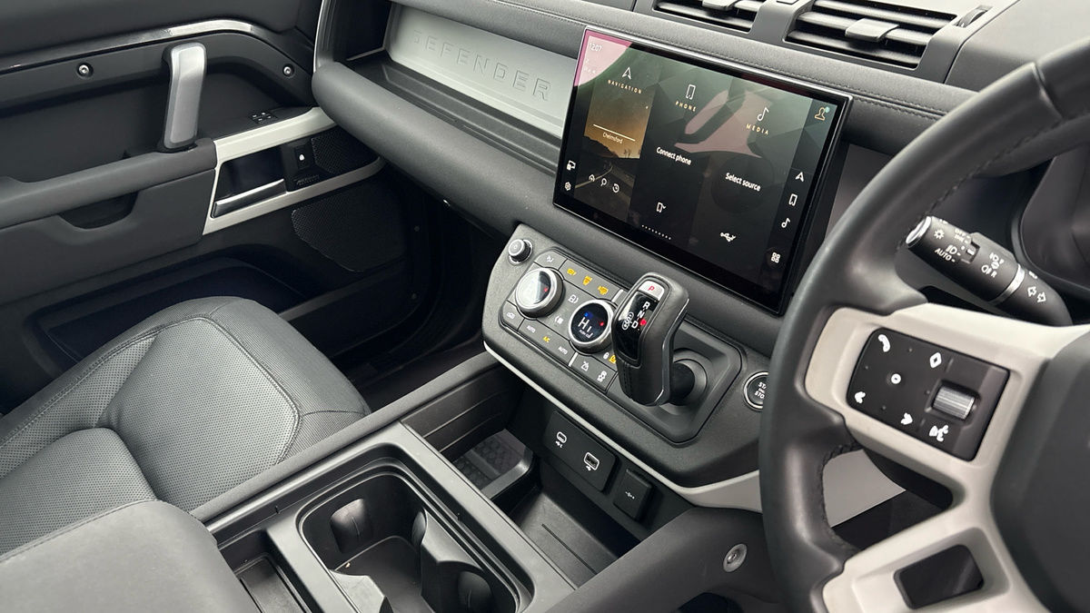 Land Rover Defender 110 Image 18