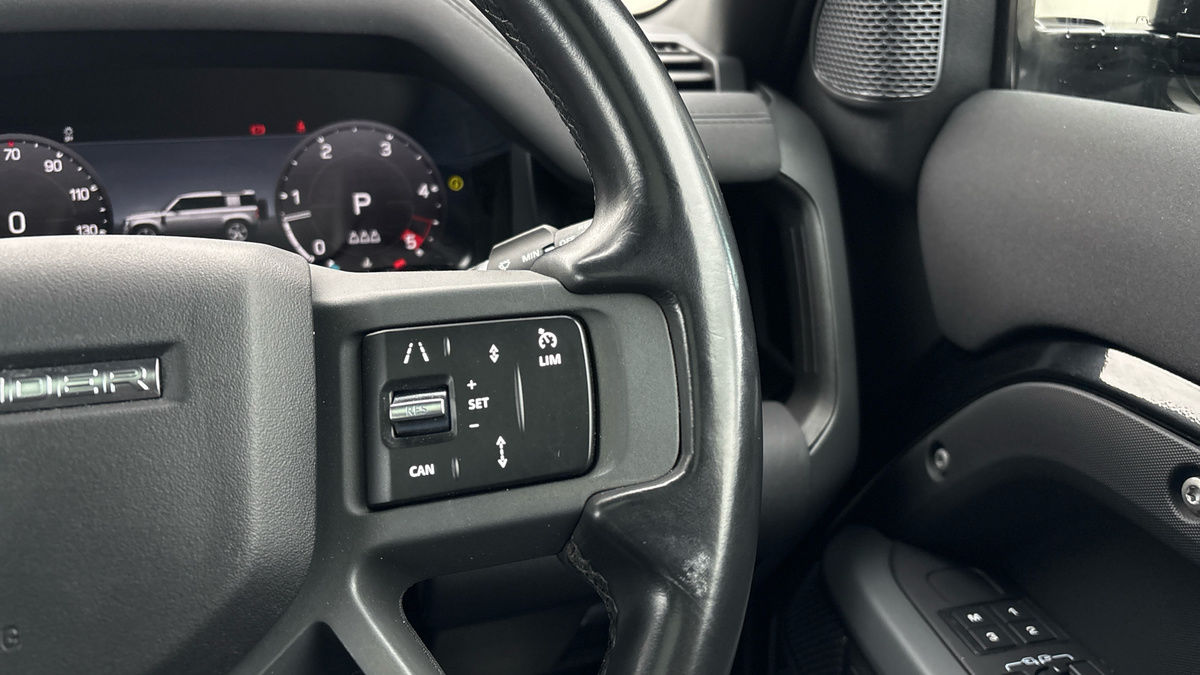 Land Rover Defender 110 Image 14