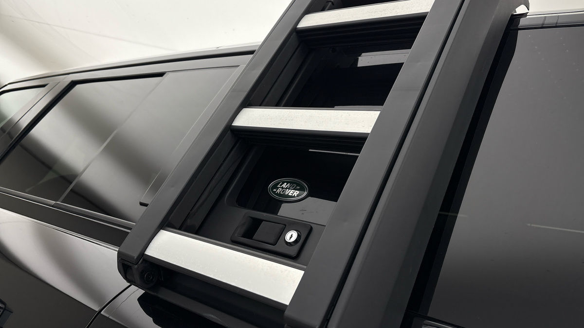 Land Rover Defender 110 Image 25