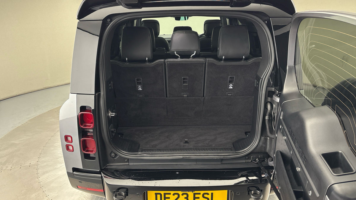 Land Rover Defender 130 Urban Image 11