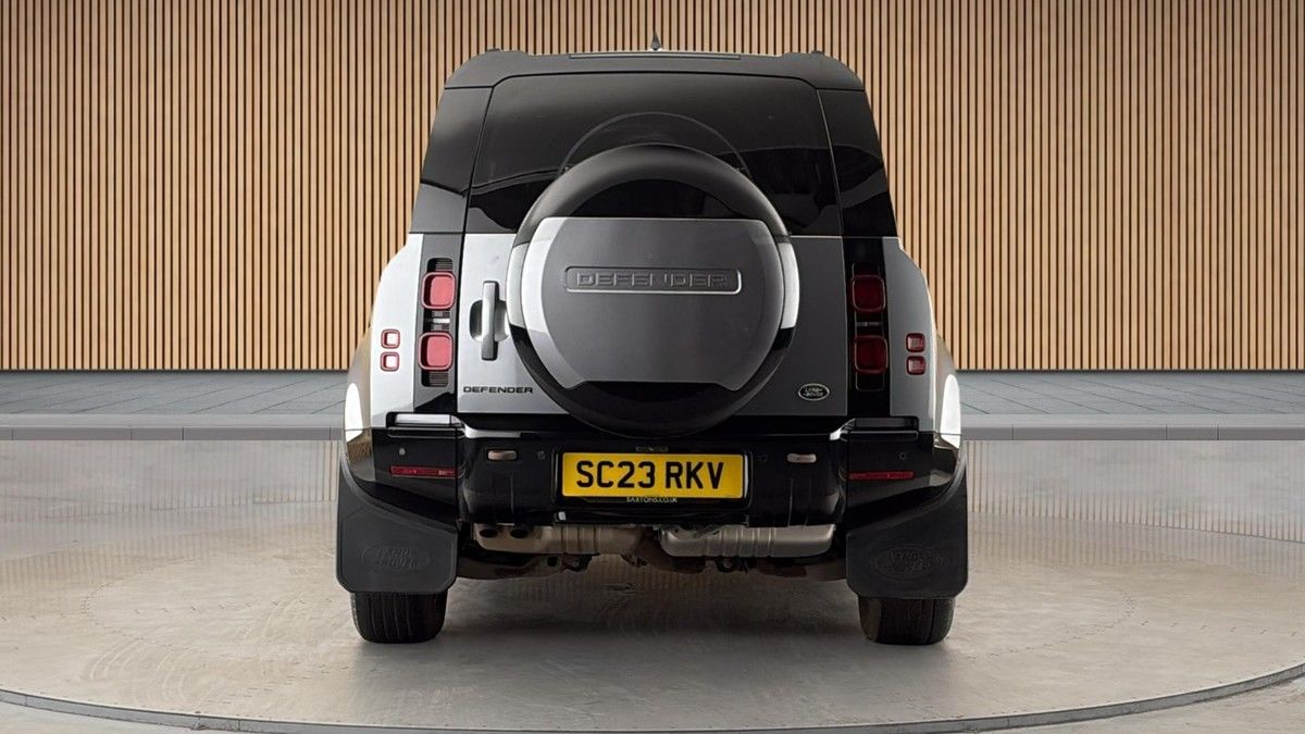 Land Rover Defender 110 Image 4