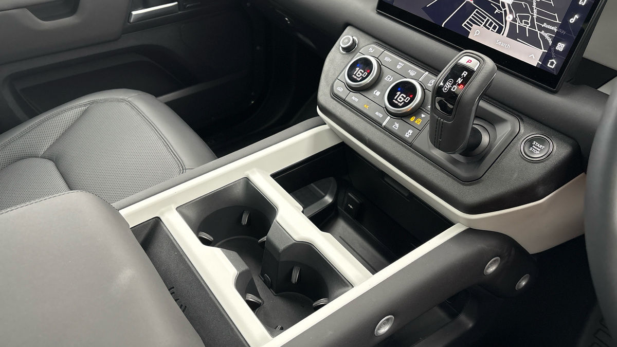 Land Rover Defender 110 Image 18