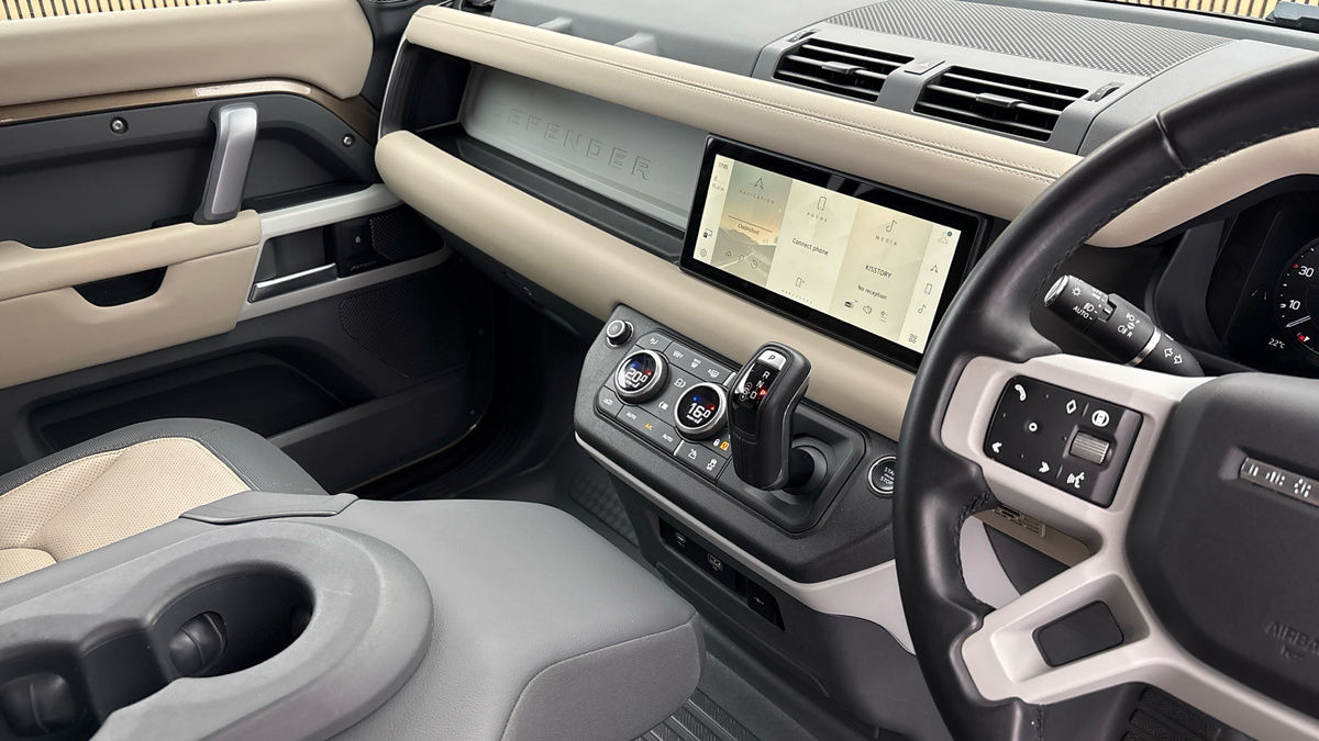 Land Rover Defender 110 Image 18