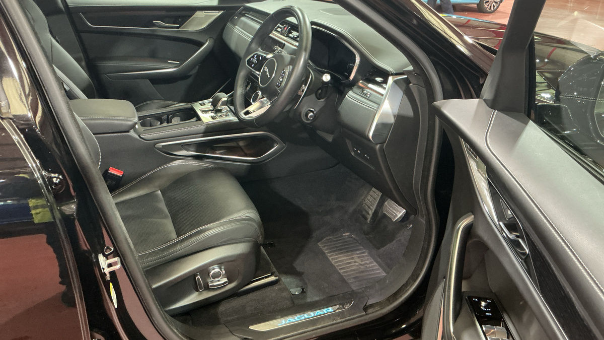 Jaguar F-PACE Image 9