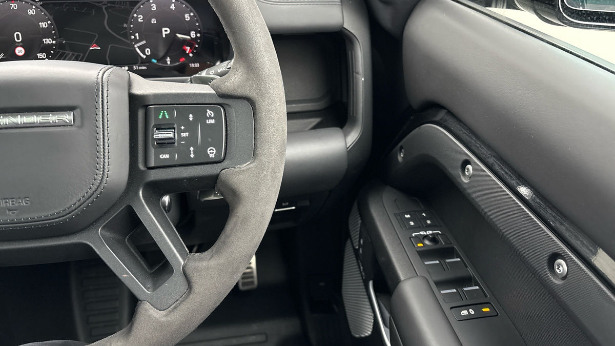 Land Rover Defender 130 Urban Image 14