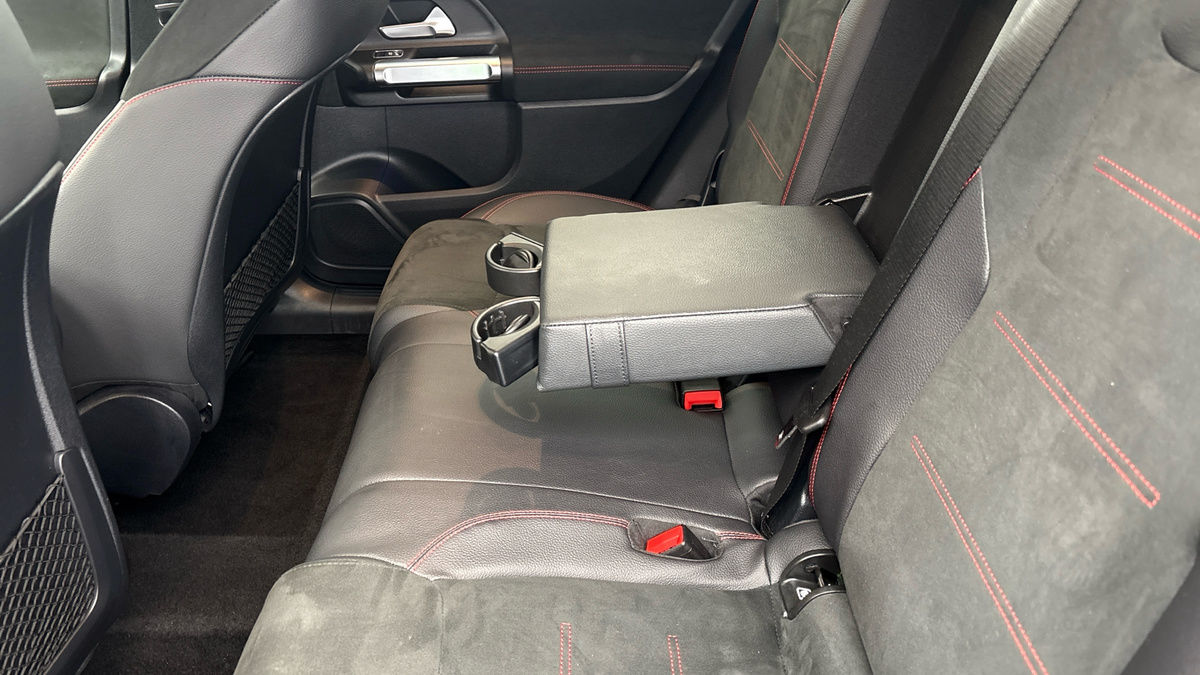 Mercedes-Benz GLB Image 9