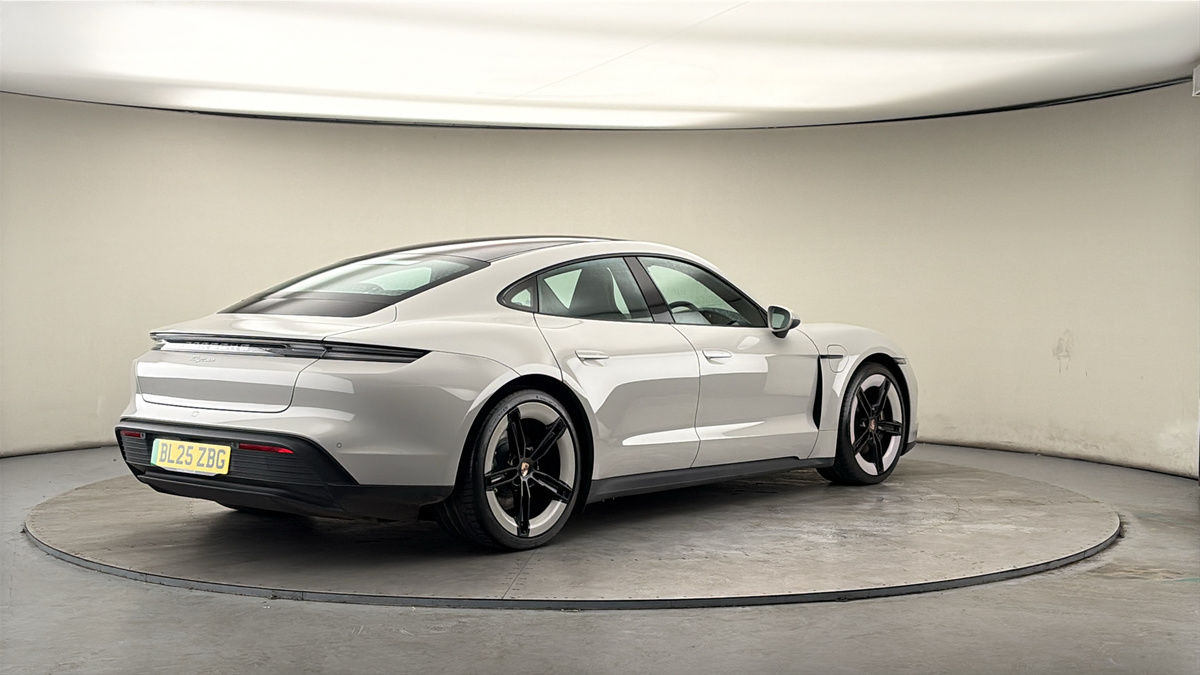 Porsche Taycan Image 21