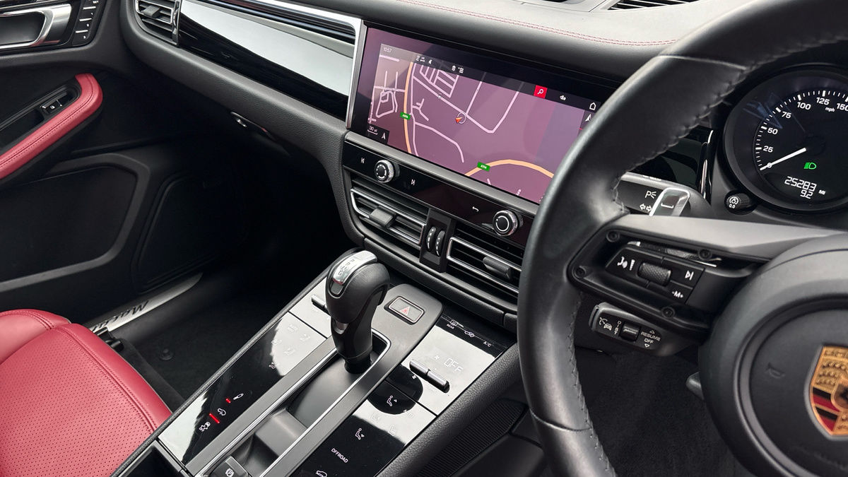 Porsche Macan Image 18