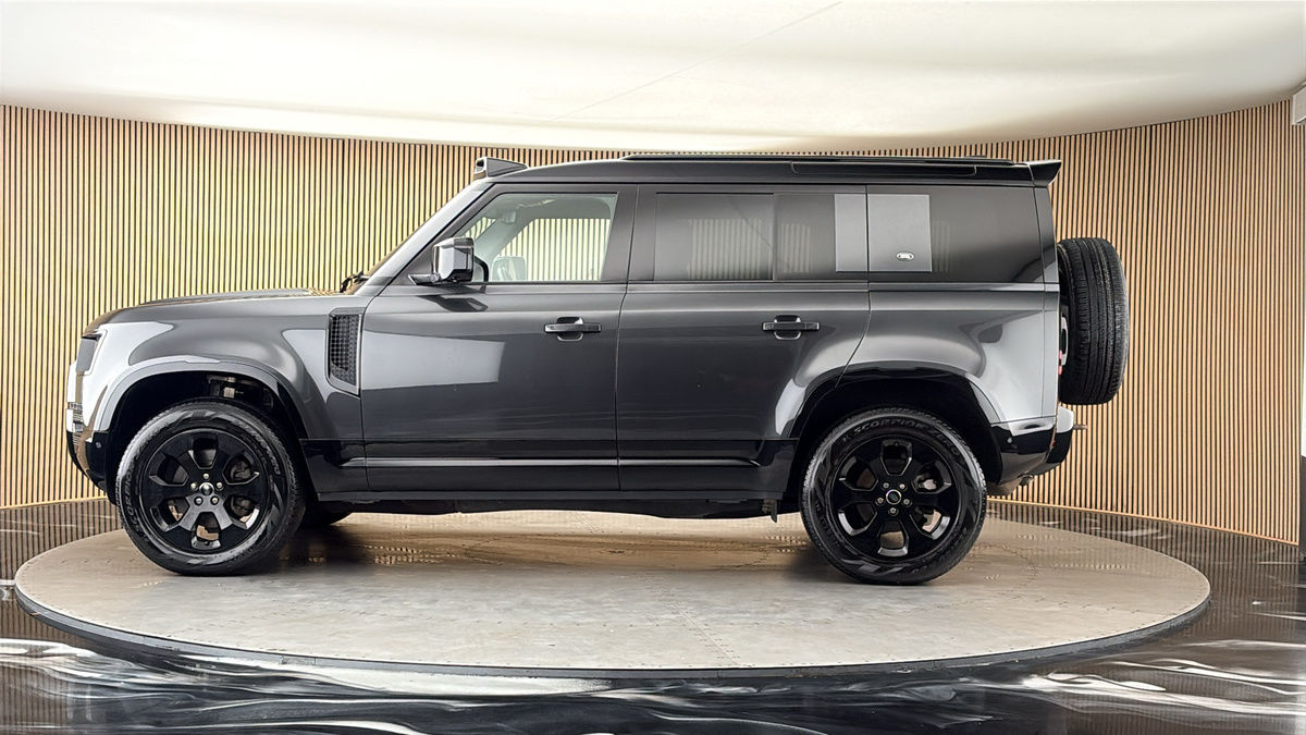 Land Rover Defender 110 Image 15